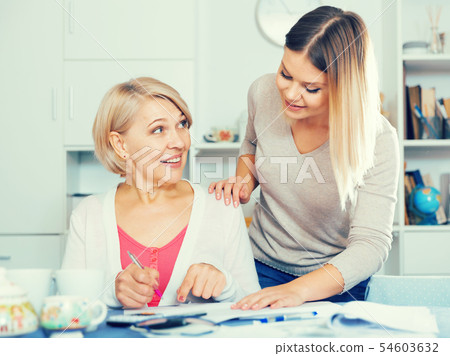 Daughter helps mother to lead home accounting 54603632