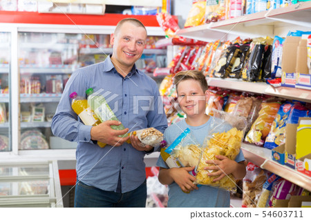 father and tweenager with shopping 54603711