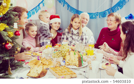 Family with children are engaging in dialog 54603810