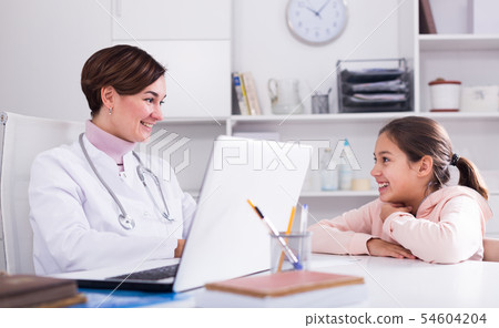 Teenage girl visits doctor 54604204