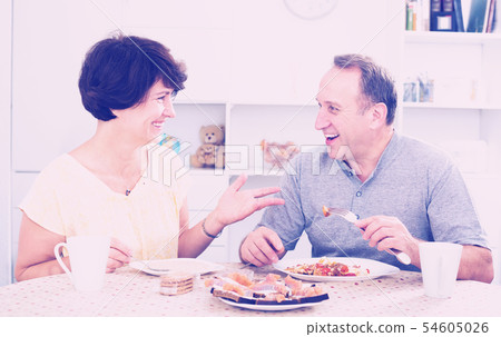 Senior couple having lunch together 54605026
