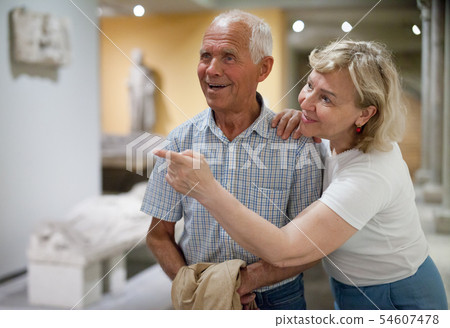 Man and woman visiting museum of arts 54607478