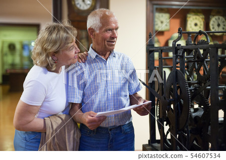 Male and female pensioners visiting museum 54607534
