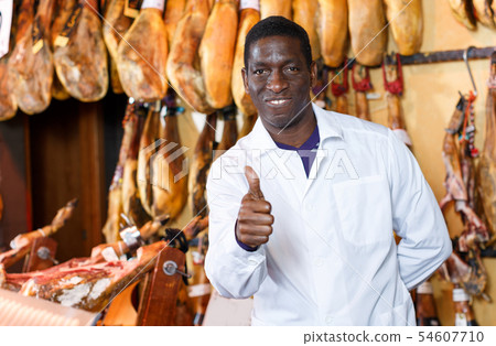 Seller of jamon showing thumbs up 54607710
