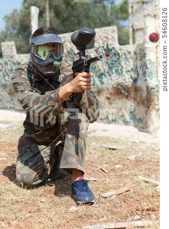 Man playing paintball 54608126