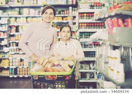 Woman with daughter in supermarket 54609334