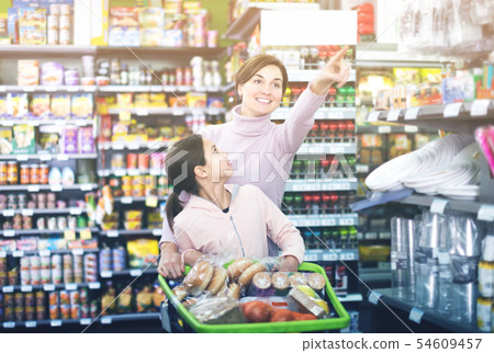 Woman with daughter in supermarket 54609457