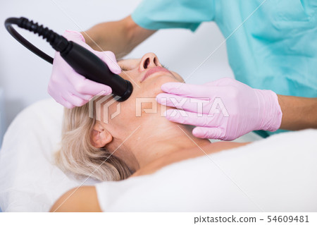 Senior woman face during cryolipolyse Senior woman face during cryolipolyse 54609481