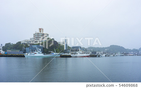 可以看到氣仙沼港東海岸的港口設施和造船廠 可以看到氣仙沼港東海岸的港口設施和造船廠 54609868