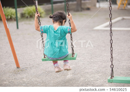 坐在搖擺的小孩女孩單獨爬行 54610025