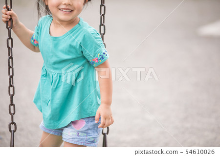 鞦韆上的女孩微笑著笑著 鞦韆上的女孩微笑著笑著 54610026