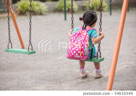 背著背包的小孩女孩在鞦韆上 54610349