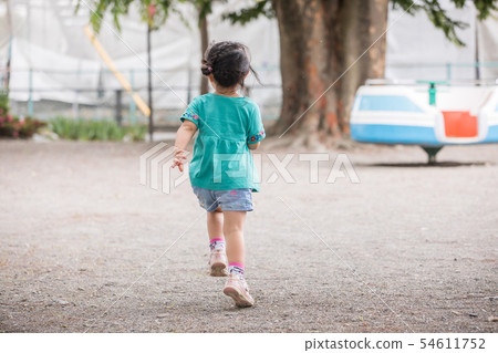 跑來跑去在公園的兒童女孩 54611752