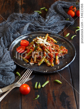 French beans with tomato 54613366