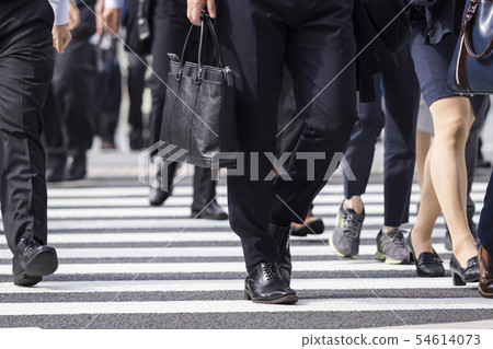 橫渡行人交叉路的商人腳 橫渡行人交叉路的商人腳 54614073
