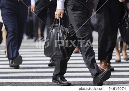 橫渡行人交叉路的商人腳 54614074