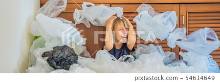 The boy's parents used too many plastic bags that they filled up the entire kitchen. Zero waste 54614649