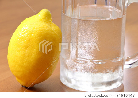 A lemon simmered on a mug of chuihi. 54616448