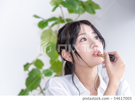 應用口紅的女人 54617005