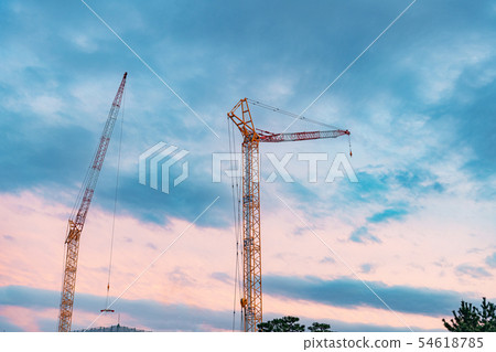 聳立在晚上天空的塔吊 聳立在晚上天空的塔吊 54618785