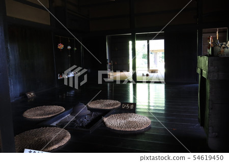 在一個古老的私人住宅的房間裡 54619450