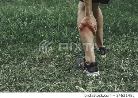 A man clings to a bad leg. The pain in her leg. 54621483