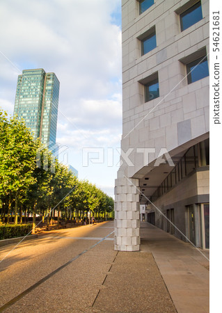 Green park next to modern glass high rising 54621681