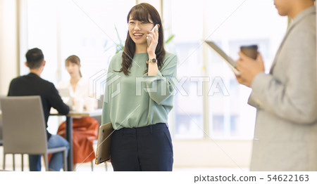 接到電話的婦女在辦公室 54622163