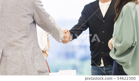 辦公室休閒握手圖像 54622300
