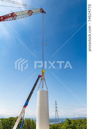 用於風力發電的風力渦輪機組裝期間的起重機工作和輸電塔 用於風力發電的風力渦輪機組裝期間的起重機工作和輸電塔 54624778