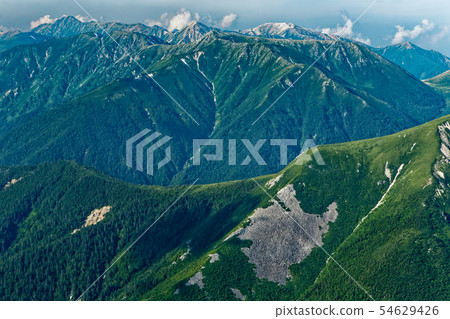 從山上看到的哈哈山和水晶山方向的山脈。 從山上看到的哈哈山和水晶山方向的山脈。 54629426