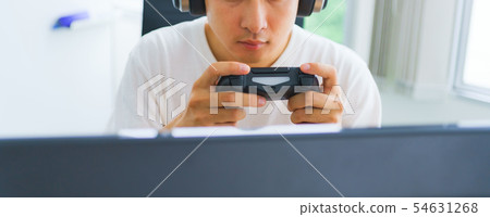 [假日圖片]一個商人在假期休息時享受在線遊戲的場景 54631268