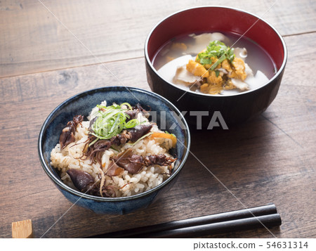 煮沸的螢火蟲魷魚用米和草莓煮熟 煮沸的螢火蟲魷魚用米和草莓煮熟 54631314