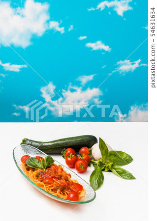 番茄和羅勒意大利麵食冷麵食與新鮮番茄羅勒 番茄和羅勒意大利麵食冷麵食與新鮮番茄羅勒 54631634