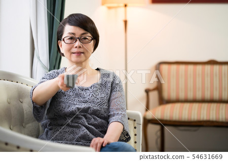 女人改變電視頻道 54631669