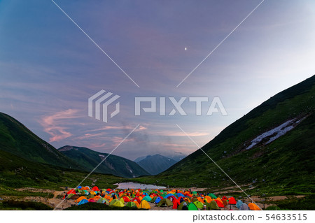 黃昏的北阿爾卑斯山·四國池塘的Tento地方 黃昏的北阿爾卑斯山·四國池塘的Tento地方 54633515