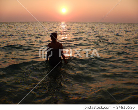 在海的日落和後面看法 在海的日落和後面看法 54636550