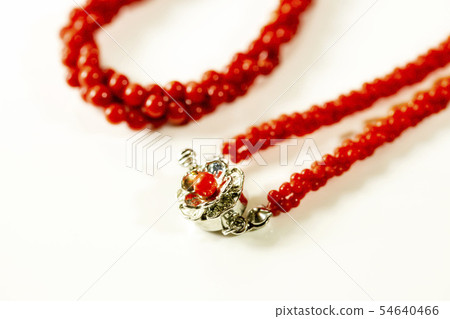三條紅色項鍊和白色背景 三條紅色項鍊和白色背景 54640466