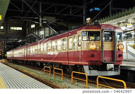 常山火車在富士站北陸幹線停靠(455系列) 常山火車在富士站北陸幹線停靠(455系列) 54642997