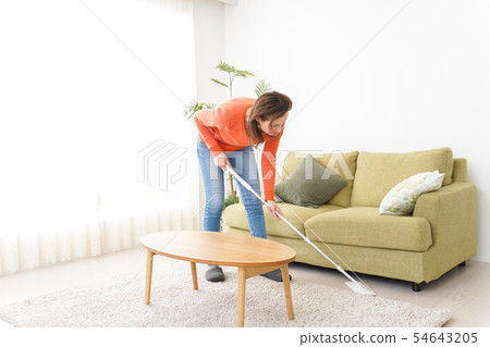 Young woman cleaning house 54643205