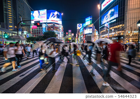 《東京》澀谷站前的爭奪交叉口《雨天》 54644323