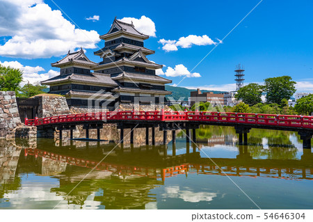 <<長野縣>松本城，白雲和藍天 54646304