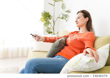 在家看電視的婦女 54646479