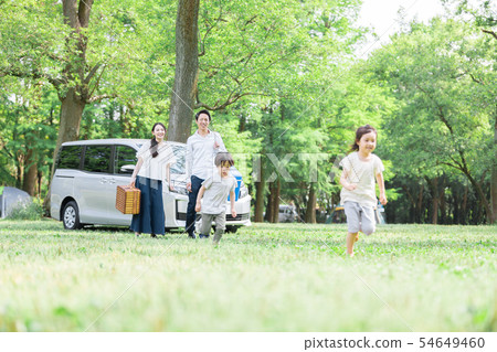 家庭結婚的汽車燒烤營地 家庭結婚的汽車燒烤營地 54649460