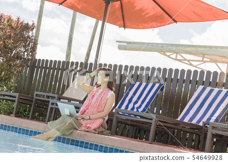 海外旅行中間女性度假酒店池畔 54649928