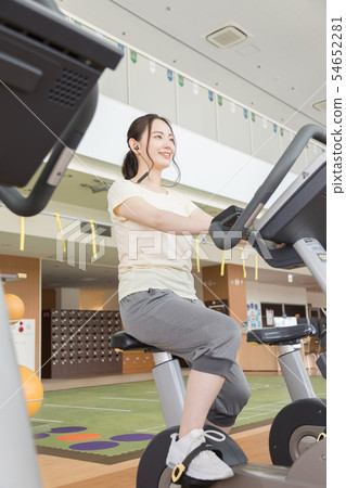 Fitness gym gym bike bike woman Fitness gym gym bike bike woman 54652281