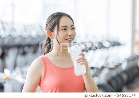 健身健身房健身房婦女塑料瓶裝水 健身健身房健身房婦女塑料瓶裝水 54653174
