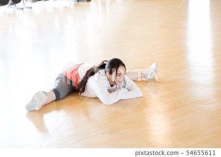 體操靈活的舞蹈家Hip Hop演播室健身健身房 體操靈活的舞蹈家Hip Hop演播室健身健身房 54655611