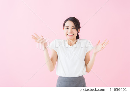 Business twenties women (pink background) Business twenties women (pink background) 54656401