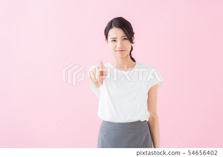 Business twenties women (pink background) Business twenties women (pink background) 54656402